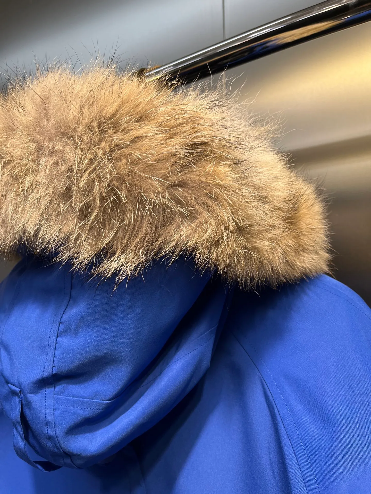 P720 high-end version (new version of Big Goose 01) Canada Goose Canada Goose #Chilliwack 7999M bomber jacket short down jacket/01 model #Men and Women Same Style# ➖ Genuine synchronous anti-counterfeiting chip sensor! ➖ Imported 21S polyester-cotton blended original fabric [last year’s 16S/18S hard fabrics have been completely eliminated, this year all use 21S genuine synchronous fabrics, the soft mid-strap feels delicate and textured], genuine synchronous Feather-Light 10D waterproof coating fabric, made of 84.5 polyester fiber and 15.5 cotton, 100% the best feel in the entire network! ➖ The genuine official website is synchronized with the national standard 80 white duck down, you can check the official website customer service, there will never be a series of misleading claims such as 90 down or goose down! ➖ Using the best nylon lining with double double-layer sealing design, velvet-proof No. 7 needle + grid-filled down ready-made garments, there is 100% no so-called velvet running! ➖ The cuffs are designed with thickened seamless threads, and the collar and pockets are lined with top-quality polar fleece to keep you warm and comfortable! ➖ Yoshida YKK provides original custom-made electroplated sliders. YKK two-way lockable zippers are tight and smooth and will not peel off paint! ➖ 3M composite guarantees that the Velcro is the same as the original, durable, and all accessories and hardware are custom-made! ➖ Imported BEHRINGER embroidery machine to customize the 10,000-needle embroidery logo, 98% of which can be reproduced to restore the original logo. You can check and compare on the official website! ➖ The fur collars are all made of large pieces of Western Canadian blue wolf hide, ensuring that each fur collar is 13-15cm wide!   Size:XS-XXL